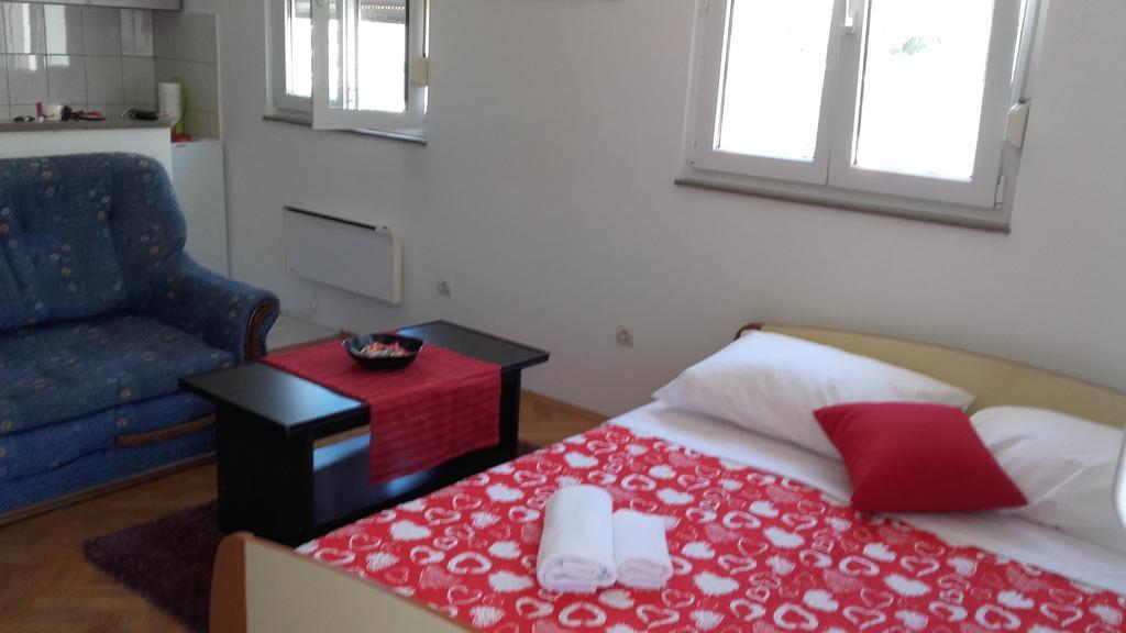 Apartment Max Omiš Buitenkant foto